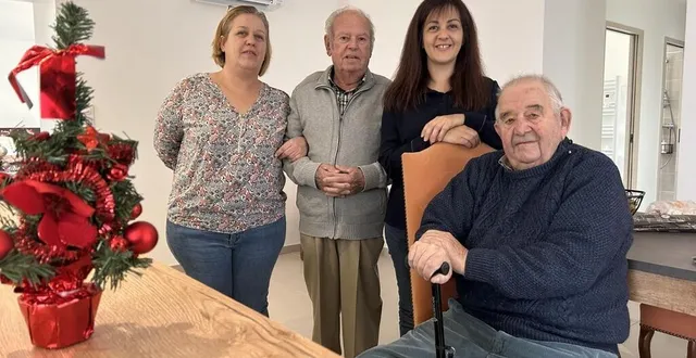photo  sandra fernandez et karine masse ont créé une colocation pour seniors à challes. elles ont accueilli, le 6 novembre 2023, les deux premiers résidents, bernard et fernand (assis).  &copy;  ouest-france 