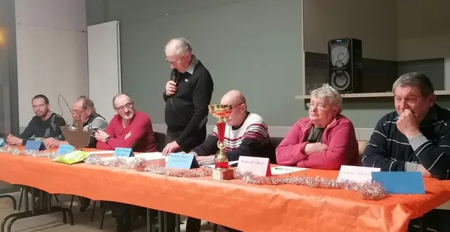 photo  bureau de la pêche rémy-montaise en pleine assemblée générale, sous la présidence de daniel travers (debout, au micro).  &copy;  ouest-france 