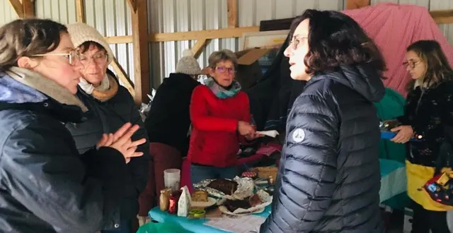 photo  solène (à gauche) et les bénévoles se sont mobilisés.  &copy;  le maine libre 