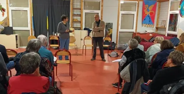photo  ann-marie teinturier et jean-claude meignan ont répondu aux questions des 35 aidants présents, jeudi soir, au centre social  &copy;  ouest-france 