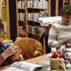 photo  un vendredi par mois, à la bibliothèque, monique cicé anime un atelier tricot et crochet avec une dizaine de participantes. des petits personnages, des amigurumi (jouets rembourrés crochetés) sont réalisés au crochet ainsi que des couvertures en carré de tricot qui sont utilisées par catherine de rivaz, responsable de la bibliothèque, lorsqu’elle raconte des histoires aux enfants. le prochain atelier se déroulera vendredi 22 décembre, de 18 h 30 à 20 h 30. 