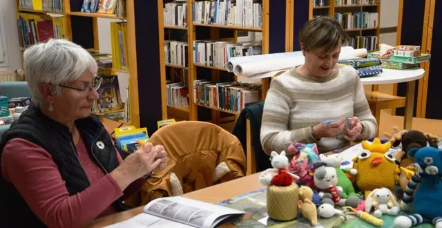 photo  un vendredi par mois, à la bibliothèque, monique cicé anime un atelier tricot et crochet avec une dizaine de participantes. des petits personnages, des amigurumi (jouets rembourrés crochetés) sont réalisés au crochet ainsi que des couvertures en carré de tricot qui sont utilisées par catherine de rivaz, responsable de la bibliothèque, lorsqu’elle raconte des histoires aux enfants. le prochain atelier se déroulera vendredi 22 décembre, de 18 h 30 à 20 h 30.  &copy;  ouest-france 