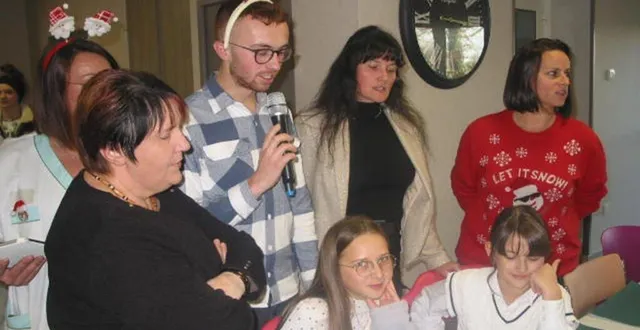 photo  valentin chante « douce nuit », accompagné des membres du personnel et des enfants.  &copy;  ouest-france 