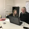 photo chloé chollois, alternante chargée de communication à familles rurales à briouze, dans l’orne, aide jean-jacques duplessis, lors de l’atelier déblocage numérique.