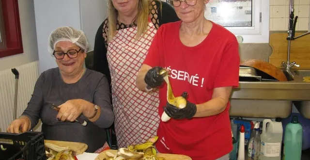 photo  les dames passent chacune leur tout pour éplucher les fruits et légumes pendant que les autres profitent des ateliers.  &copy;  ouest-france 