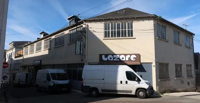 photo  cholet, rue lazare-hoche, jeudi 20 juillet. des artisans travaillent toujours d’arrache-pied dans l’ancien restaurant.  &copy;  archives co – fabien leduc 