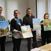 photo  le vice-président marc lesschaeve, la chargée de communication margaux seillé, le président philippe biaud et la directrice véronique richard ont présenté les visuels qui servent aux nouvelles affiches de l’office de tourisme de la vallée du loir pour cette fin d’année 2023. 