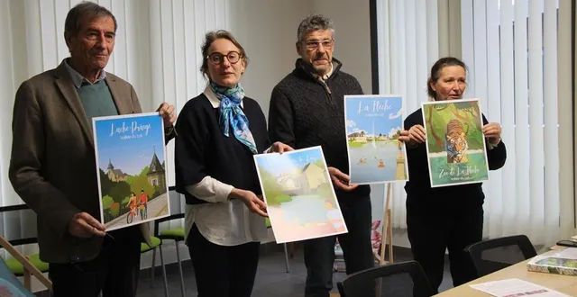 photo  le vice-président marc lesschaeve, la chargée de communication margaux seillé, le président philippe biaud et la directrice véronique richard ont présenté les visuels qui servent aux nouvelles affiches de l’office de tourisme de la vallée du loir pour cette fin d’année 2023.  &copy;  ouest-france 