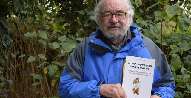 photo  jean-louis hamon avec son recueil d’histoires sur le marais de briouze.  &copy;  ouest-france 