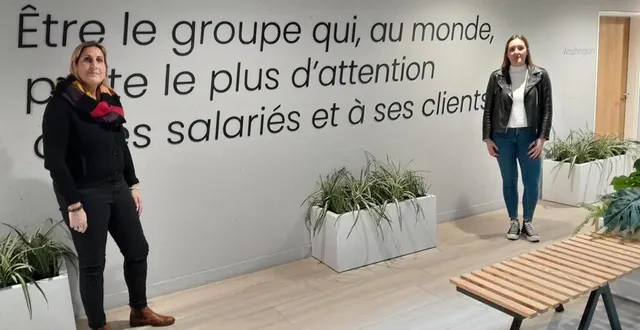 photo  aurélie moulin, responsable du cfa oui care du mans, en compagnie de laurie jamois, une des premières diplômées de la formation « chargé de clientèle ».  &copy;  ouest-france 