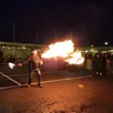 photo  un cracheur de feu a proposé une courte animation, pour remplacer le feu d’artifice annulé pour cause de pluie. 