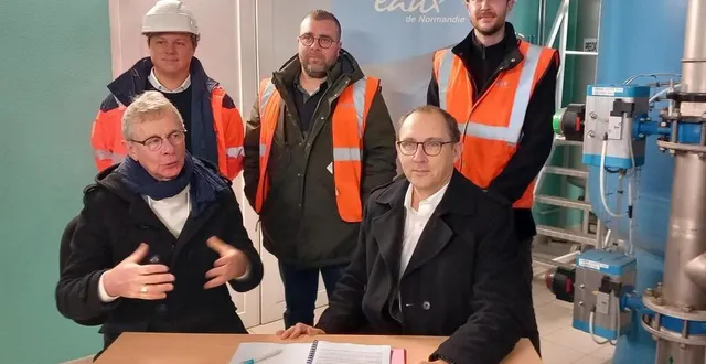 photo  de gauche à droite, au premier rang : jean-patrick leroux, président de smaep de vingt-hanaps, serge lescouet, directeur général délégué des eaux de normandie. au deuxième rang : johanne bellanger, ? directeur adjoint d’agence ; damien fleury et romain cahu, techniciens à eaux de normandie.  &copy;  ouest-france 