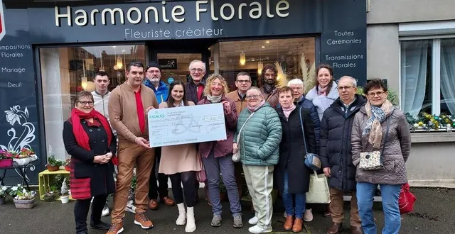 photo  les quinze membres du cigales (club d’investisseurs pour une gestion alternative et locale de l’épargne solidaire) du bocage carrougien étaient présents pour cette remise de chèque à la jeune fleuriste, dimanche 10 décembre 2023, à carrouges (orne).  &copy;  ouest-france 