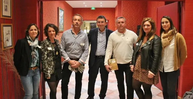 photo  denis lambert, le président du club de développement du pays sabolien (au centre), entouré des nouveaux membres : sabrina piniau et audrey angibert (par’temps), jérôme michel (michel couverture charpente), stéphane marlart (tdp industrie), julie guillotin et aline fouqué (caisse d'épargne).  &copy;  ouest-france 