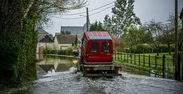 photo  malgré la route barrée, certains tentent de passer pour éviter un détour de quelques kilomètres.  &copy;  le maine libre – yvon loué 