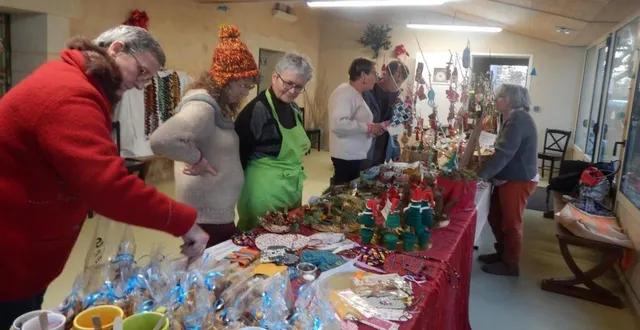 photo  un marché de noël permettait d’acquérir des réalisations concoctées par les bénévoles de l’association du moulin de robert.  &copy;  le maine libre 
