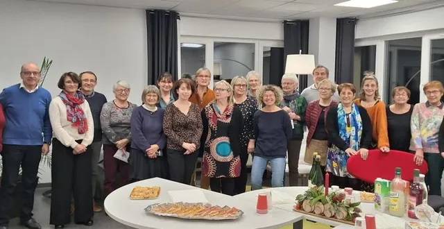 photo  les élus : eliane deniaux, maire déléguée d’athis-de-l’orne ; alain lange, maire ; annette hammelin, maire déléguée de notre dame du rocher ; yvon quelenn, maire délégué de taillebois et les bénévoles et la responsable, mathilde fourez-guyomarch’.  &copy;  ouest-france 