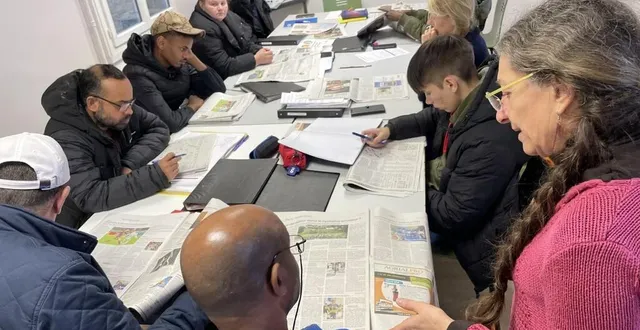 photo  ce jour-là, c’est autour de la lecture du journal ouest-france que les bénéficiaires de l’association la boîte aux lettres travaillent leur apprentissage de la langue française.  &copy;  ouest-france 