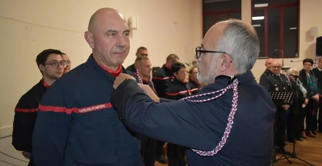 photo  raphaël cousin, recevant la médaille d’ancienneté des sapeurs-pompiers échelon or des mains du lieutenant laurent magnoux.  &copy;  le maine libre 