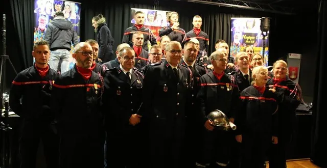 photo  le lieutenant jean-luc leroux, chef du cis, (au centre), accompagné de l’adjudant-chef jean-luc rousseau, (à sa gauche), et les effectifs mis à l’honneur.  &copy;  ouest-france 