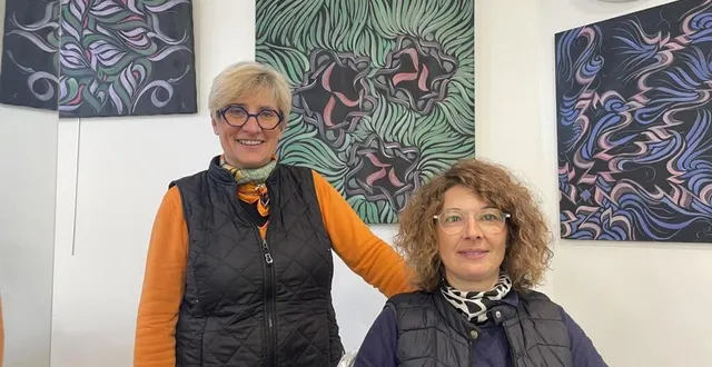 photo  valérie blacher (à debout) et sandrine, son employée, devant quelques œuvres exposées dans le salon de coiffure.  &copy;  ouest-france 