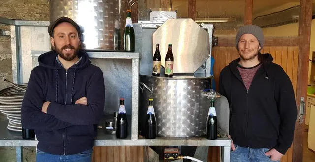 photo  benjamin piel à gauche et son frère, clément, dans leur atelier de fabrication de bières, sis dans les locaux de la menuise à bréel.  &copy;  les mandres 
