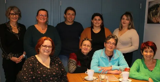 photo  céline chanteloup, debout 2e à droite, accompagnée des membres du bureau et d’anne noyer, directrice de l’école.  &copy;  le maine libre 