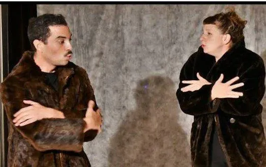 photo  une danseuse et un comédien se donnent la réplique et font vivre des personnages que l’on rencontre dans les livres des enfants.  &copy;  cie cet été 