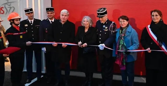 photo  (de droite à gauche) séverine prézelin, première adjointe, marietta karamanli, députée, le colonel christophe frerson, nouveau directeur du sdis ?, martine crnkovic, première vice-présidente du sdis, jean-pierre vogel, sénateur, alexandre bordaiseau, nouveau chef de centre et guillaume piron, adjoint au chef de centre.  &copy;  le maine libre 