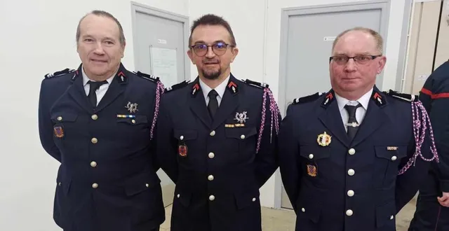 photo  laurent bougeant (à gauche) capitaine et chef de centre avec jérôme fontaine (au centre) et cédric colombel  &copy;  le maine libre 