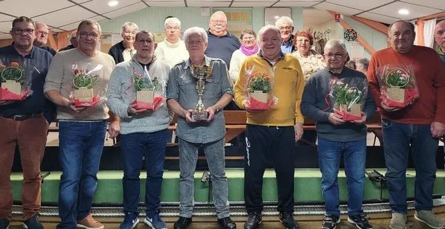 photo  vainqueurs (à gauche) et finalistes après une belle bataille.  &copy;  le maine libre 