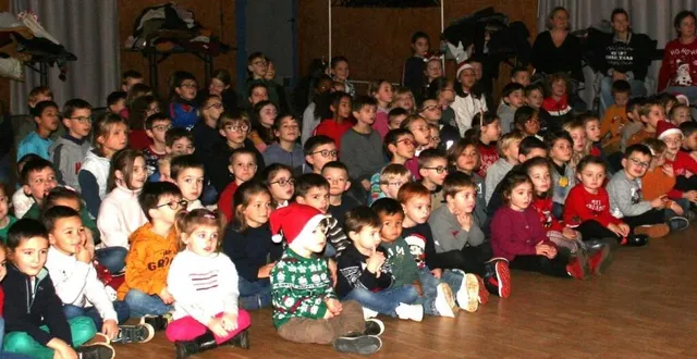 photo  les enfants attentifs au spectacle interactif.  &copy;  le maine libre 