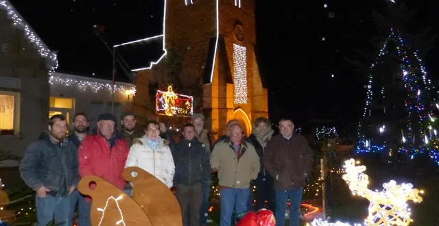 photo  les membres de la commission devant leurs décorations sur la place du village  &copy;  le maine libre 