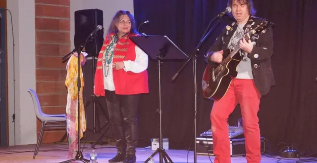 photo  le duo caroll-macsana a joué son dernier concert de la tournée « let it bib »,samedi soir à la salle des fêtes, devant une salle comble.  &copy;  ouest-france 