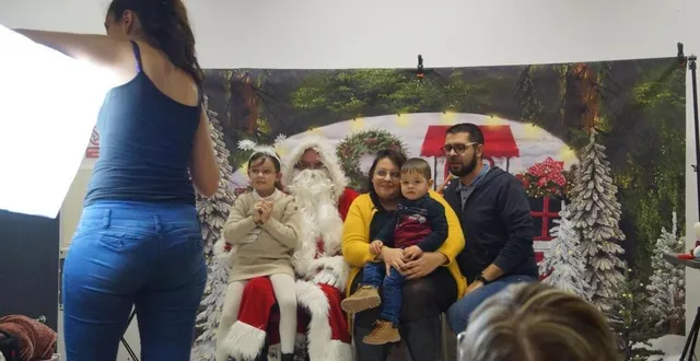 photo  le marché de noël a connu un franc succès vendredi, de 16 h 30 à 19 h, à la salle des fêtes.  &copy;  ouest-france 