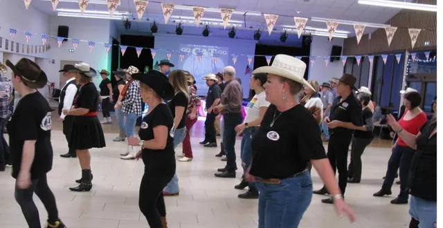 photo  les passionnés de danse country étaient présents samedi.  &copy;  ouest-france 