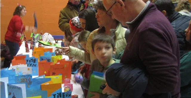 photo  les stands ont présenté des objets confectionnés par les enfants.  &copy;  co 