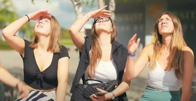 photo  un groupe d’étudiants et d’étudiantes a pris part au projet porté par in situ web tv pour promouvoir le campus. parmi ceux-ci, des figurantes qui suivent le drone des yeux.  &copy;  in situ tv 