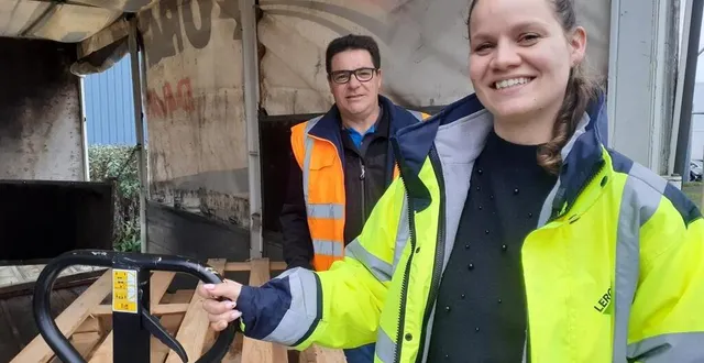 photo  cindy dugas et son formateur christophe plouzeau, sur une rampe de chargement du centre de formation ab skills.  &copy;  le maine libre 