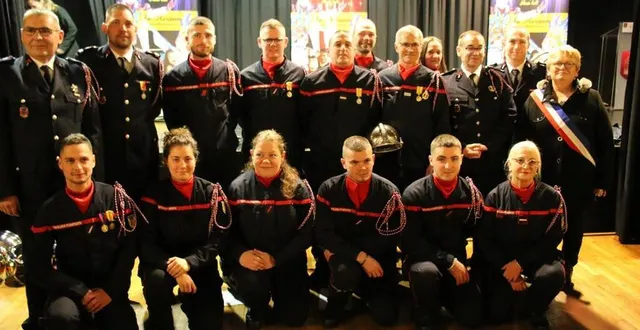 photo  le lieutenant jean-luc leroux, debout à gauche, accompagné des effectifs diplômés promus et médaillés, de maryline sangleboeuf, adjointe, à droite.   &copy;  le maine libre 