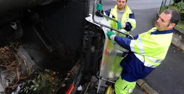 photo  dans 66 des 77 communes du sitcom d’argentan, le camion continuera de venir une fois par semaine, mais alternera collecte des sacs noirs et collecte des sacs jaunes (photo d’illustration).  &copy;  archives ouest-france 