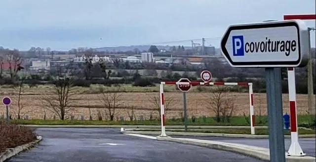 photo  une aire de covoiturage à val-au-perche.  &copy;  archives ouest-france 