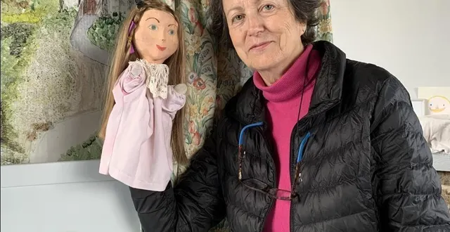 photo  inès passaniti devant son petit théâtre présente la princesse aurore, nouvelle héroïne du petit théâtre d’inès et hugo.  &copy;  le petit théâtre 