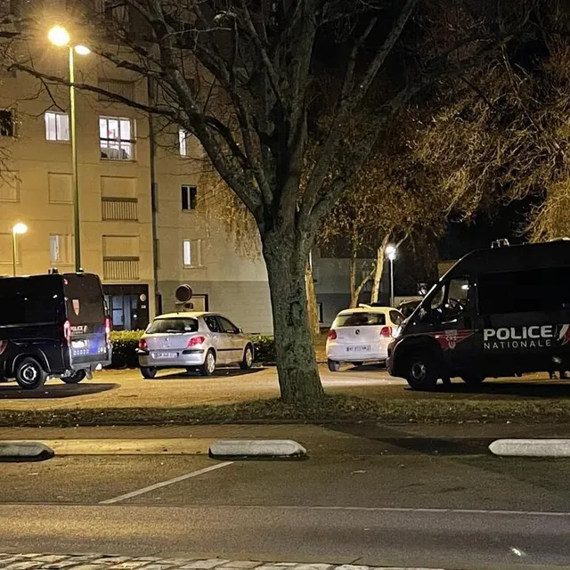 photo huit fourgons de crs quadrillent le quartier de perseigne, à alençon, depuis 20 h mercredi 13 décembre.  ©  ouest-france