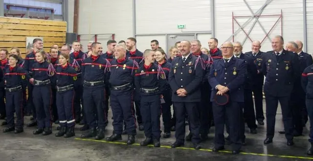 photo  les sapeurs-pompiers de connerré rassemblés.  &copy;  le maine libre 