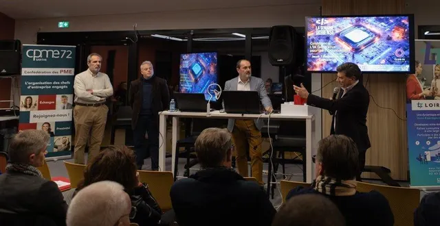 photo  denys wissler (à dr.), responsable du pôle développement économique et numérique de loircowork, présente les conférenciers et animateurs : antoine clappier, sylvain bidier et alexandre clappier.  &copy;  franck pasquier 