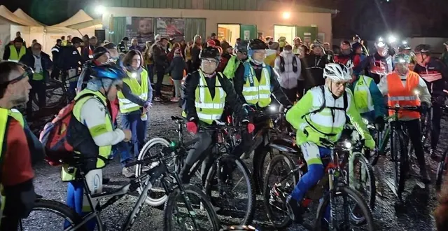 photo  vététistes et marcheurs équipés pour la nuit.  &copy;  bercé sur 2 roues 