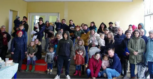 photo  les parents étaient fiers de planter un arbre pour leurs enfants.  &copy;  le maine libre 