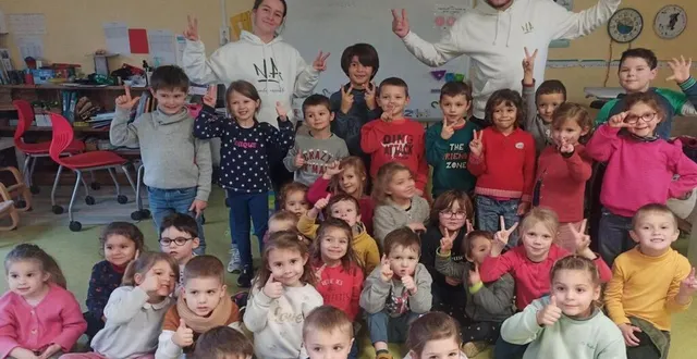 photo  juliette et kenny ont fait découvrir le breakdance aux élèves de l’école de courdemanche.  &copy;  le maine libre 