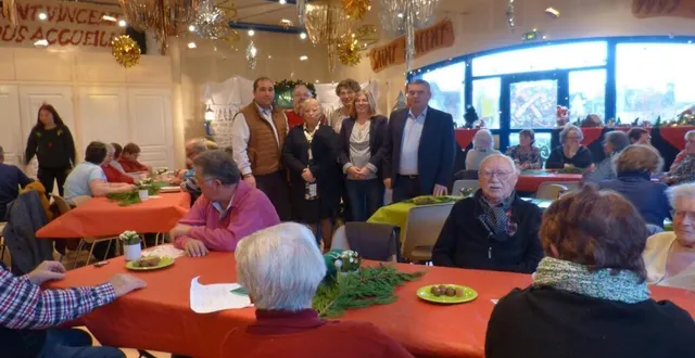 photo  le club de l’amitié et la municipalité ont offert conjointement la bûche de noël.  &copy;  le maine libre 